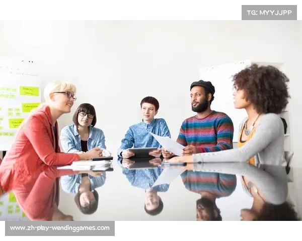 王钰栋在社交场合中展现自信魅力越来越明显，他的成长引人关注