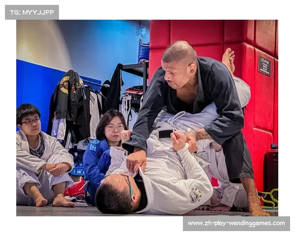 Keria见队伍开局打出8比0表现兴奋如潮欢呼鼓掌流露无尽喜悦